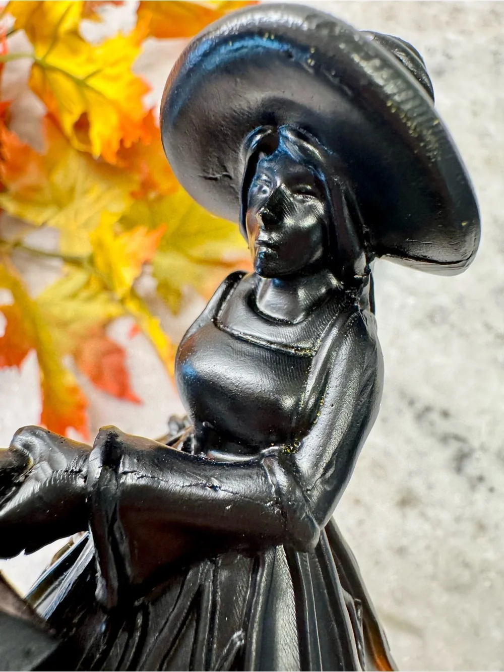 New Halloween RESIN Witch w/ Broom & Lantern USB Warm White Night Light Lamp 6”